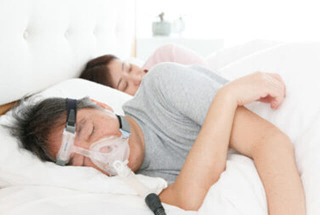 CPAP（シーパップ）治療を行う男性